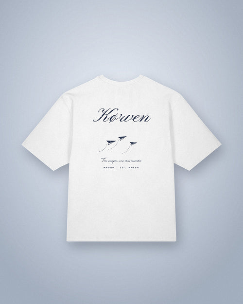 Signature Tee blanca de espaldas, con la firma Kørven